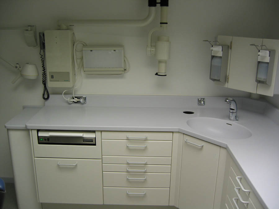 moebeltischlerei-walch-kloesterle-vorarlberg-Ordinationsmoebel-Corian005